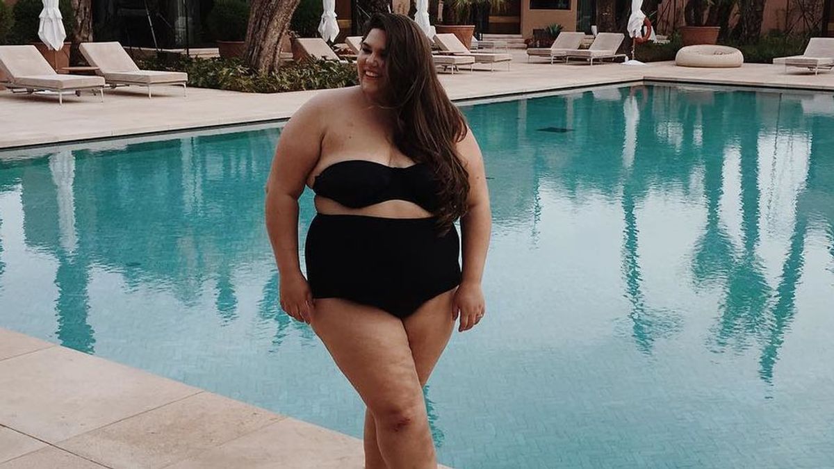 Una blogger curvy posa en bikini en una conocida revista de moda... ¡y recibe ciento de críticas!