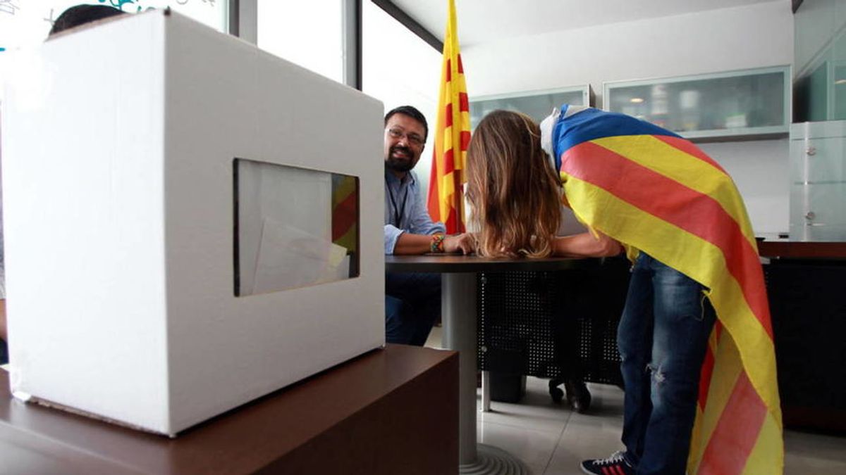 Puigdemont prepara ya el 'día despues' del 1-O comprando material electoral