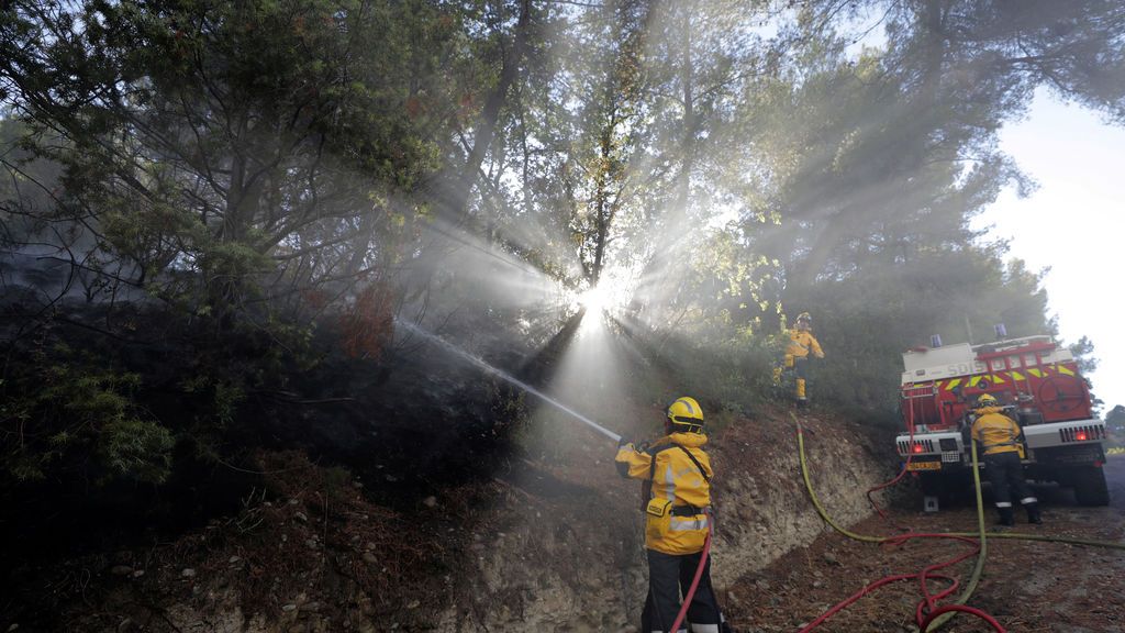 Incendio forestal en Carros, cerca de Niza, Francia