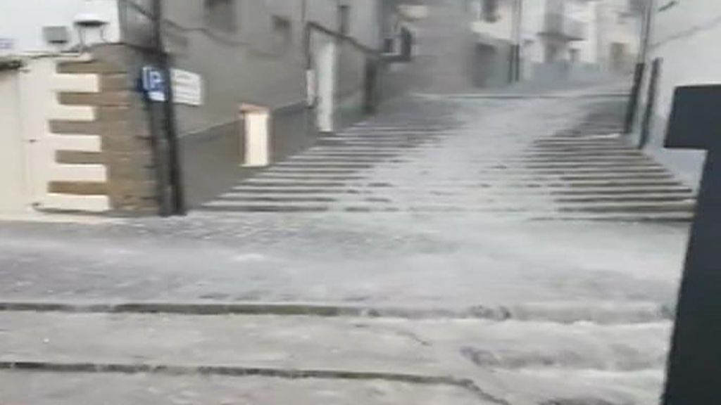 Las riadas, las inundaciones y la caída de árboles afecta desde Girona a Castellón