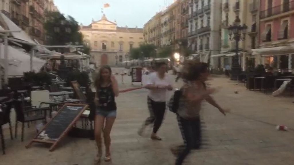 Una tormenta en Tarragona siembra el pánico: "Las sillas salieron volando"