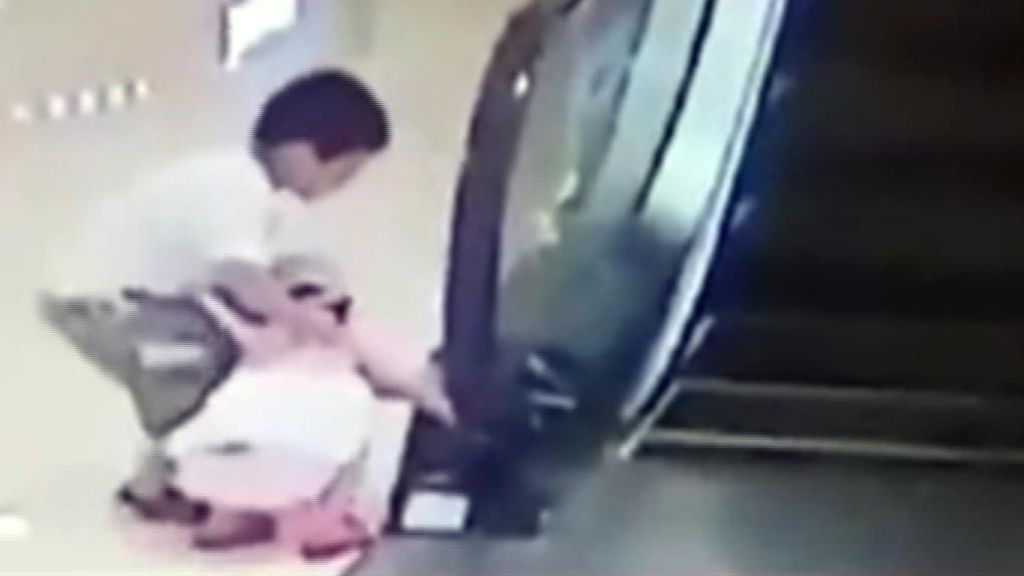 Una niña de 2 años queda atrapada tras meter la mano en el pasamanos de una escalera mecánica