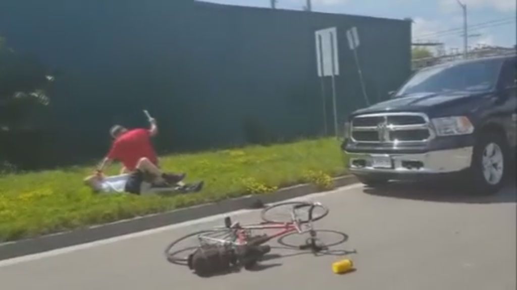 Brutal paliza a un ciclista en Canadá por tomar una curva
