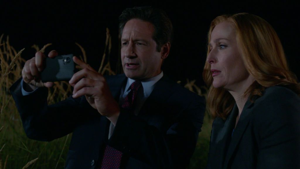 Mulder ve al monstruo del bosque gracias a una aplicación de su móvil