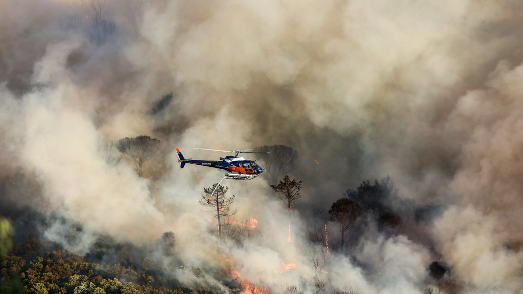 Más de 270 bomberos y helicópteros cisterna intentan apaciguar las llamas