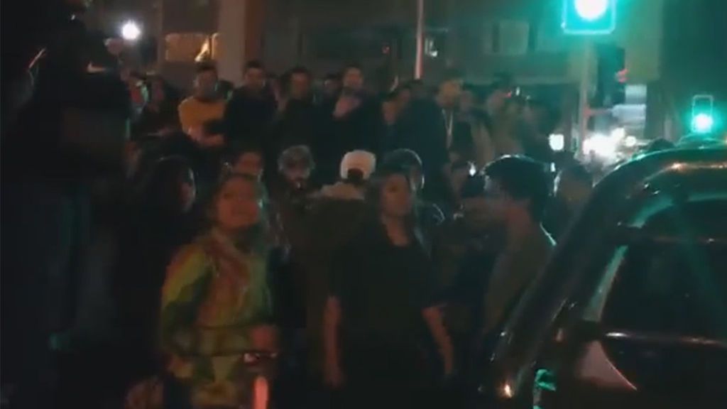 Pilla 'in fraganti' a su pareja con otra mujer y los vecinos se agolpan para increparlo