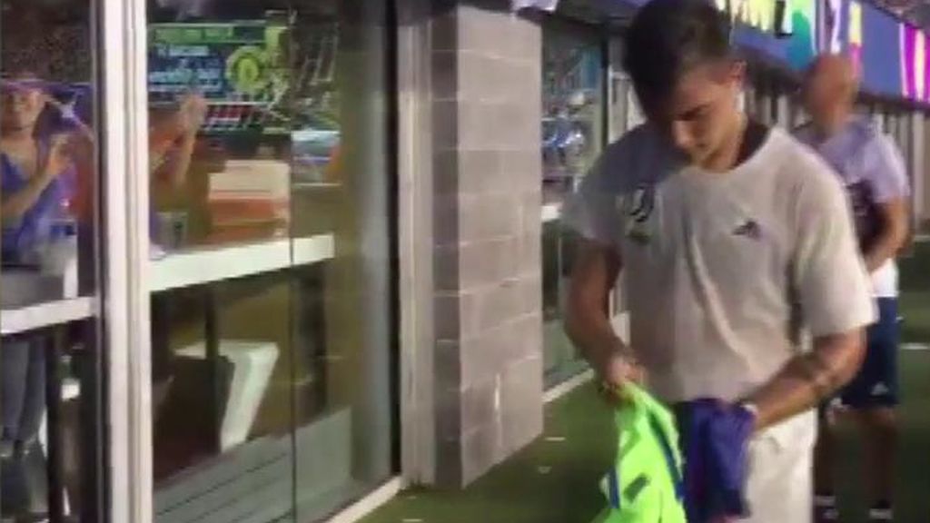 ¿Guiño al Barça? A Dybala le caen dos camisetas y elige firmar la del conjunto culé