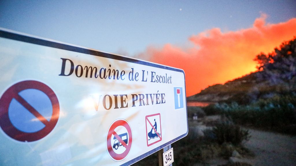 Pero sí daños materiales, van desde edificios a coches calcinados