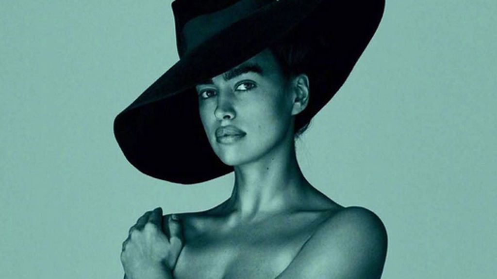 Con  sombrero de ala y sin ropa: el primer posado postparto de Irina Shayk lo firma Mario Testino