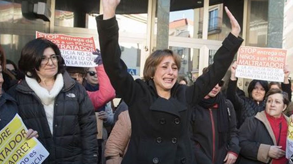 Una mujer de Granada tendrá que  entregar a sus dos hijos a su ex, condenado por maltratarla