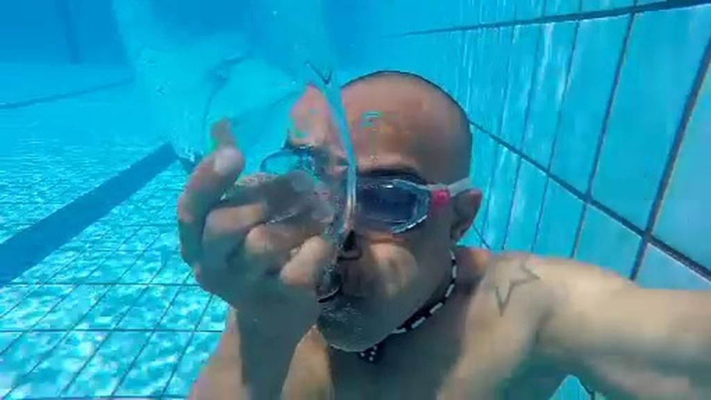 La proeza de este atleta cubano que vacía una botella de agua sin sacar la cabeza de la piscina