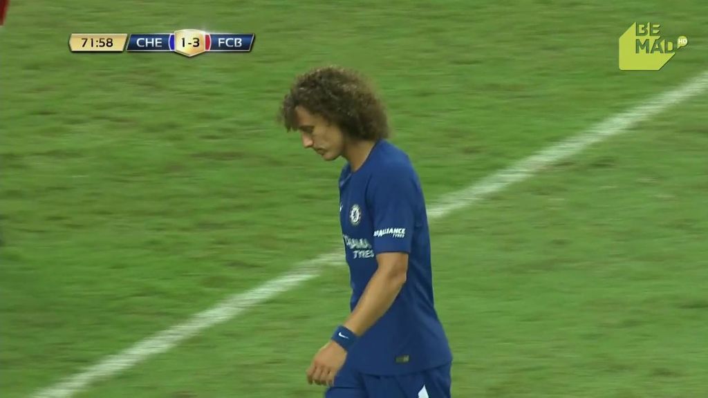 ¡Al palo! David Luiz probó suerte desde lejos y el balón se estrelló en el poste