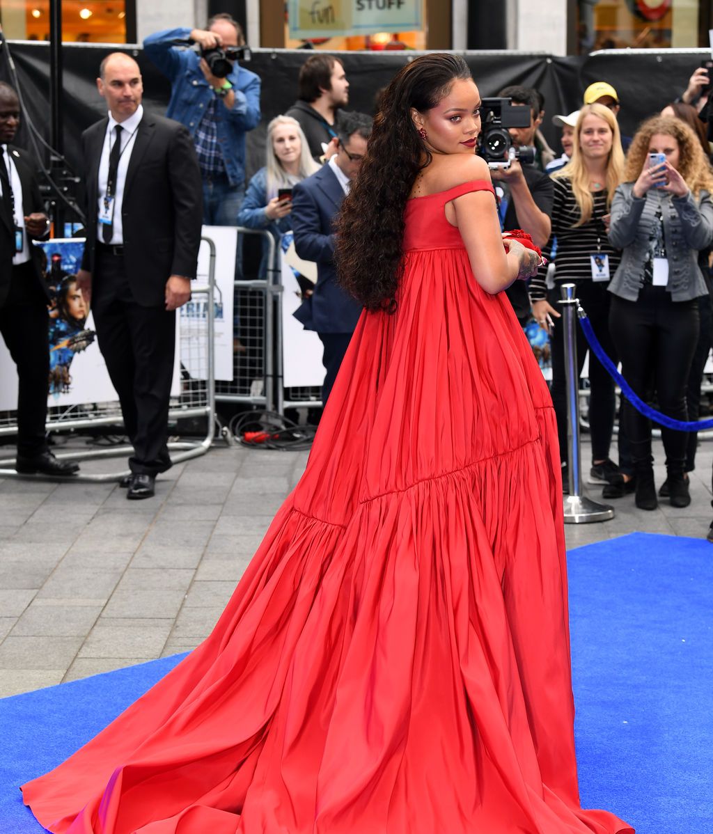 Principesco y 'push el vestido rojo de Rihanna paraliza un estreno en Londres