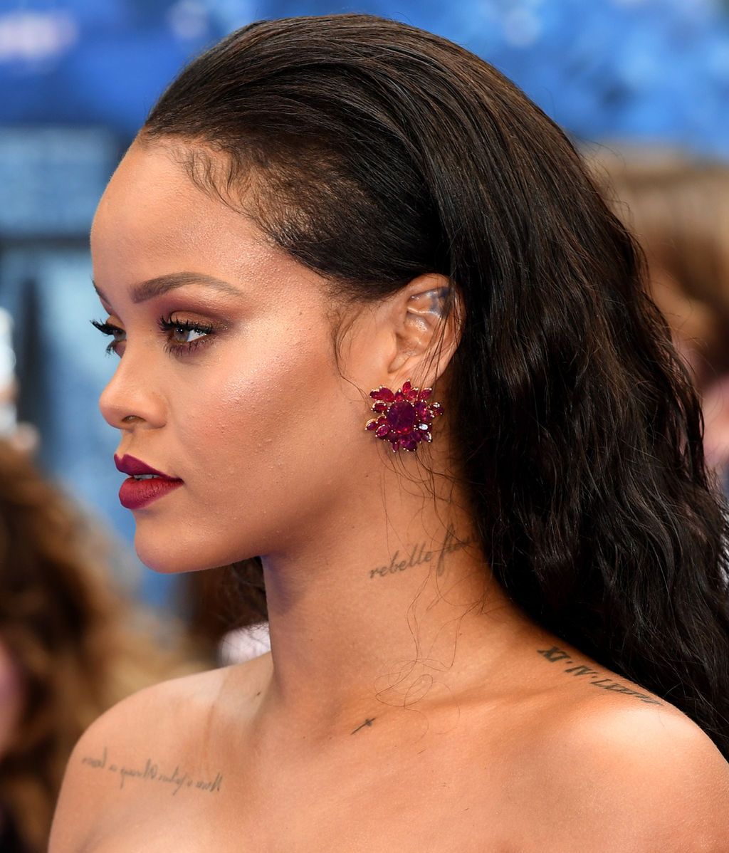 Principesco y 'push up': el vestido rojo de Rihanna paraliza un estreno en Londres