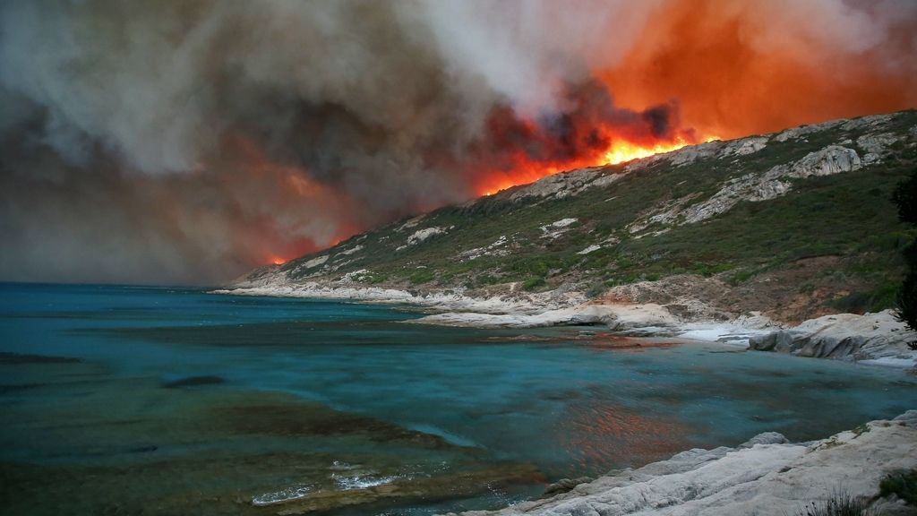 En los alrededores, se ha destruido ya una casa y tres coches