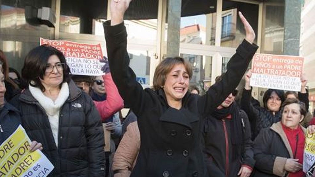 Una mujer de Granada tendrá que  entregar a sus dos hijos a su ex, condenado por maltratarla