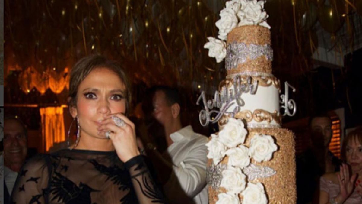 La lujosa tarta de Jennifer López: ¡10.000 cristales de Swarosky para celebrar su 48 cumpleaños!
