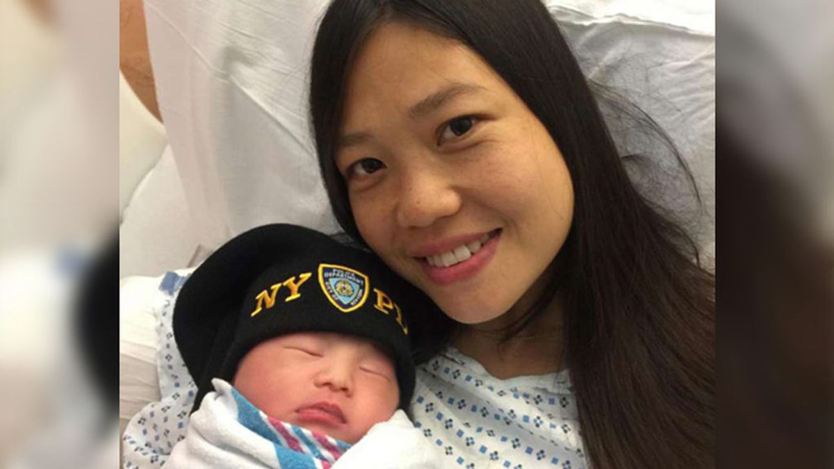 Un policía tiene un bebé pero... dos años después de su muerte