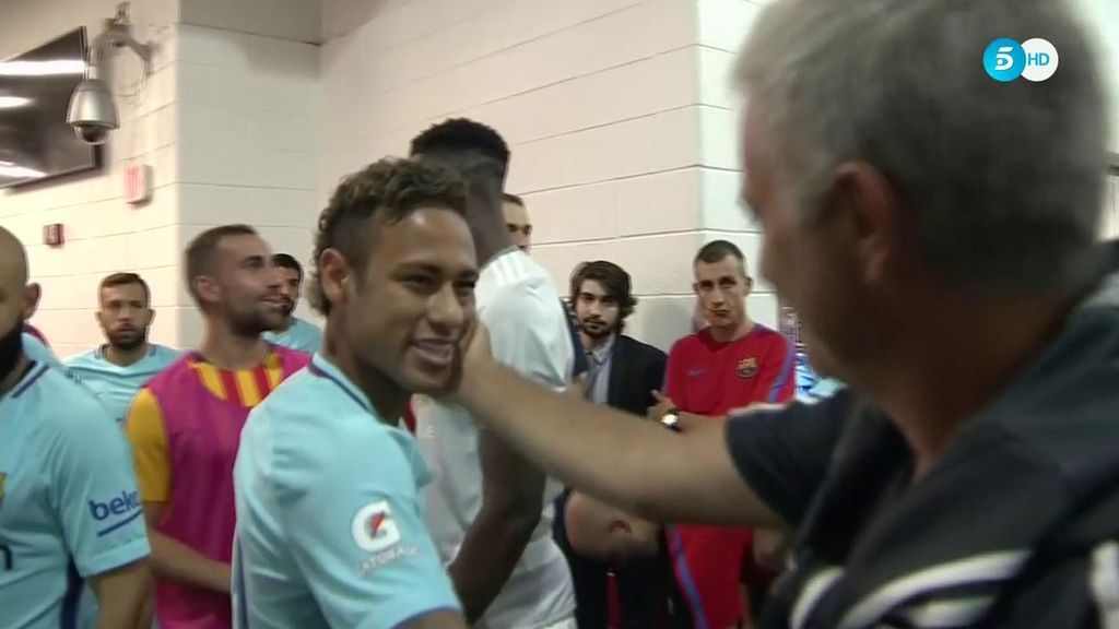 Mourinho se abraza y ríe con Neymar y saluda formalmente a Messi y Suárez