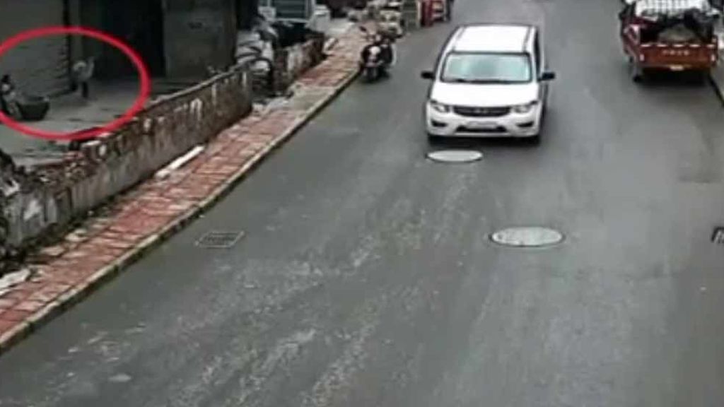 Accidente inesperado: un niño juega en la calle cuando una botella le impacta en la cabeza