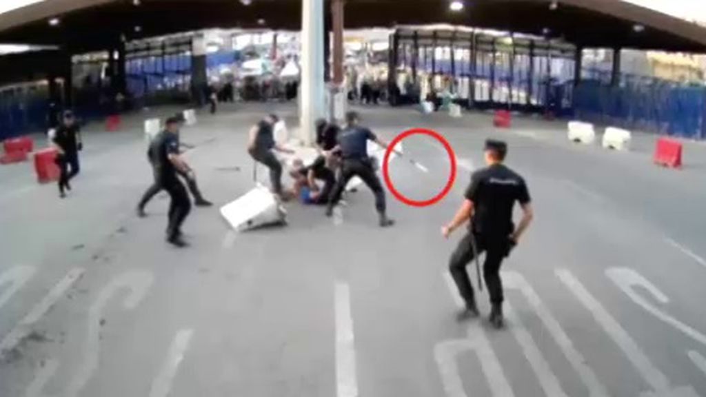 Los sindicatos de policía reclaman pistolas eléctricas táser para ataques como el de Melilla