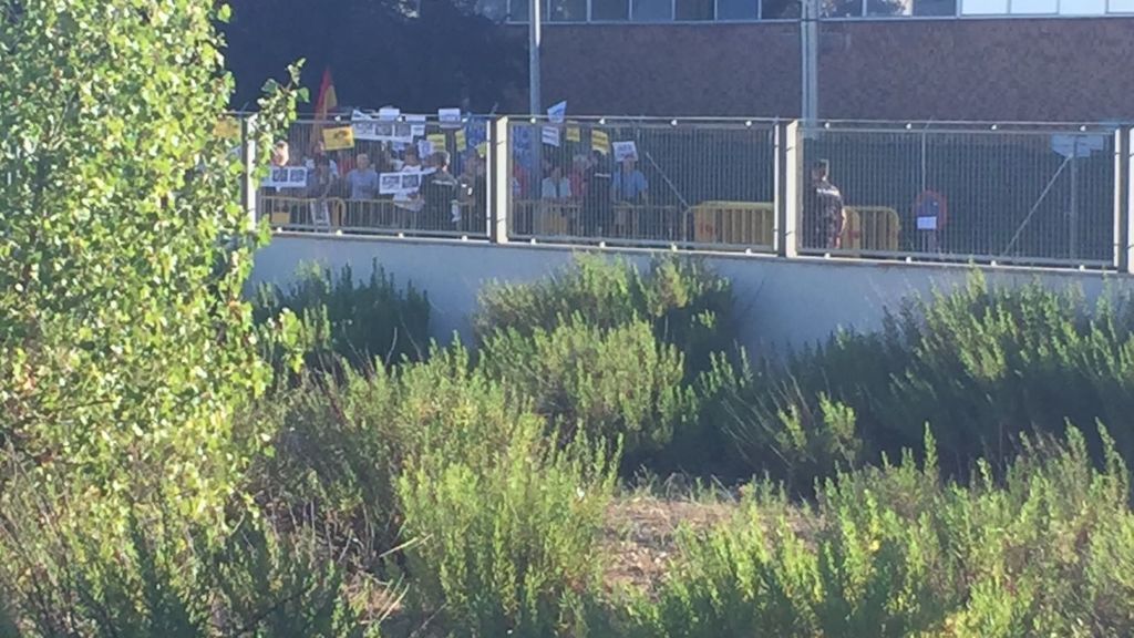 Manifestantes protestan con pancartas contra Rajoy ante la Audiencia Nacional