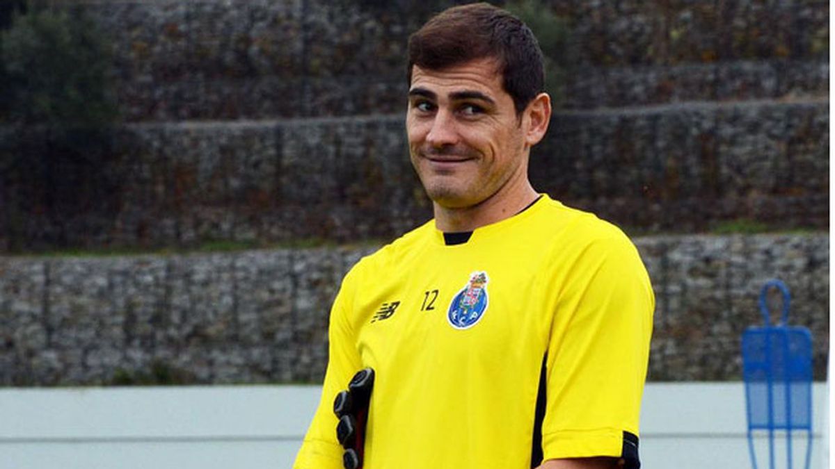 ¡El lado más bromista de Casillas! Celebra el Día de los Abuelos felicitándose a sí mismo
