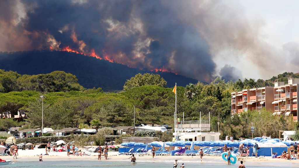 Los incendios arrasan el sur de Francia: más de 12.000 personas evacuadas