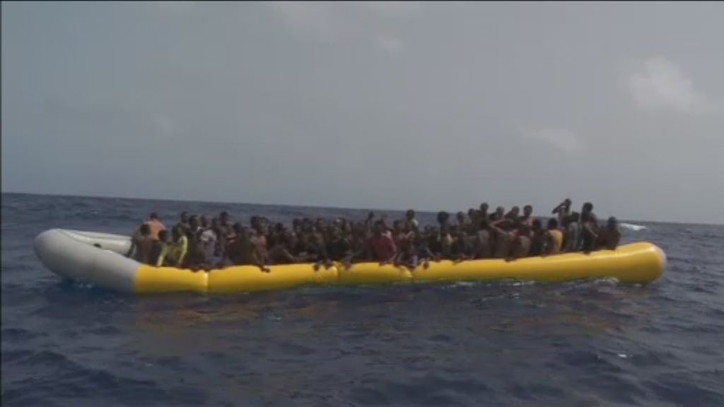 Durísimas imágenes del rescate de una balsa llena de inmigrantes en el Mediterráneo