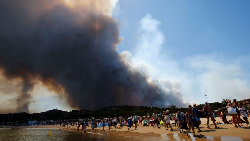 Multitudinaria evacuación por los incendios que azotan el sureste de Francia