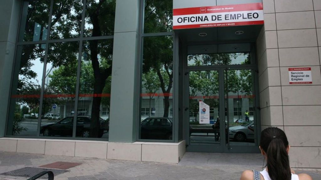 El paro registra una caída récord de 340.700 personas en el segundo trimestre y baja de los 4 millones