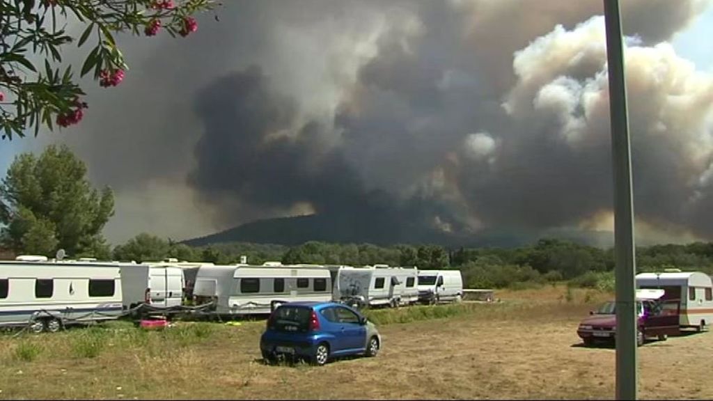 El fuego acecha a los turistas en la Costa Azul francesa