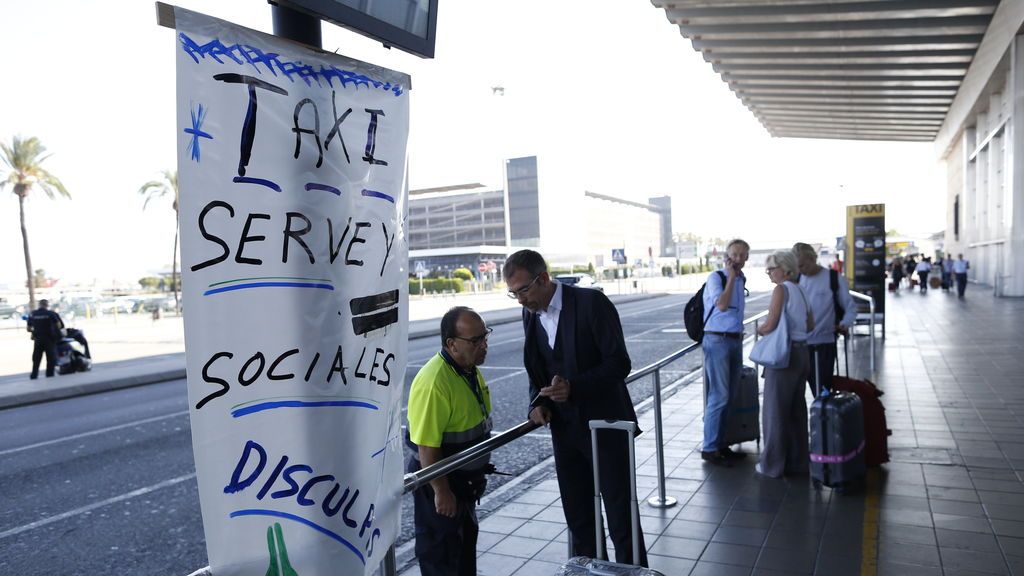 El taxi vuelve a protestar contra la inacción del Gobierno ante Uber y Cabify