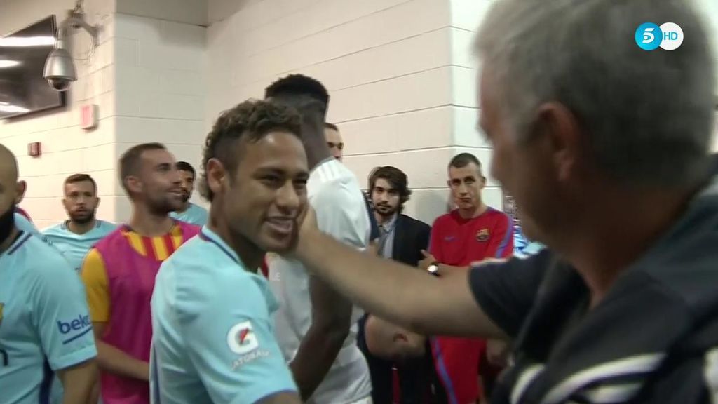 Mourinho se abraza y ríe con Neymar y saluda a un serio Messi
