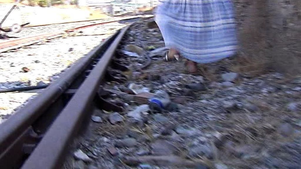 Los vecinos dudan de que la niña recorriese sola tres kilómetros por las vías del tren