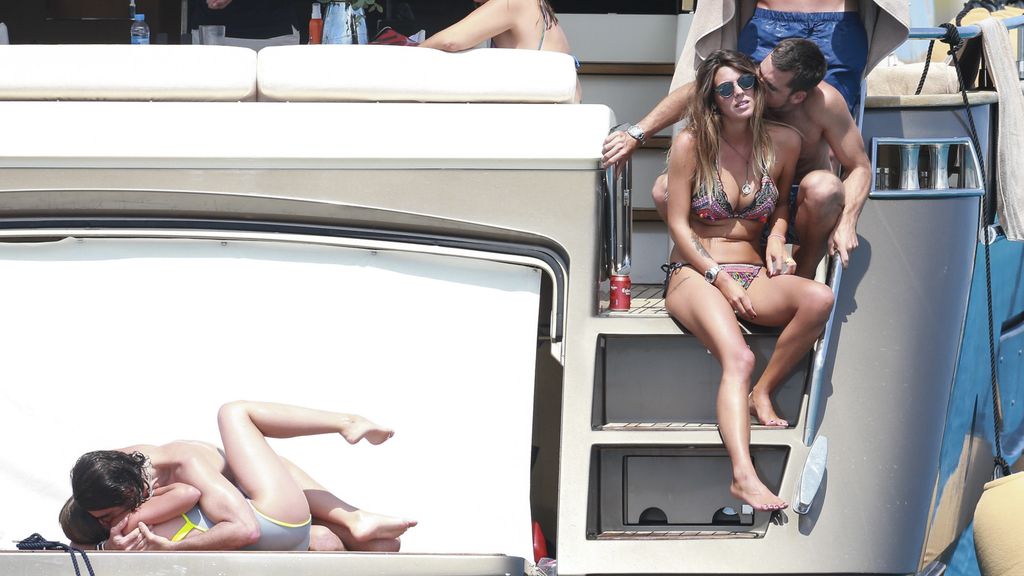 Besos, yate y aún más baños de sol: Laura Matamoros 'ibiceando' con Benji