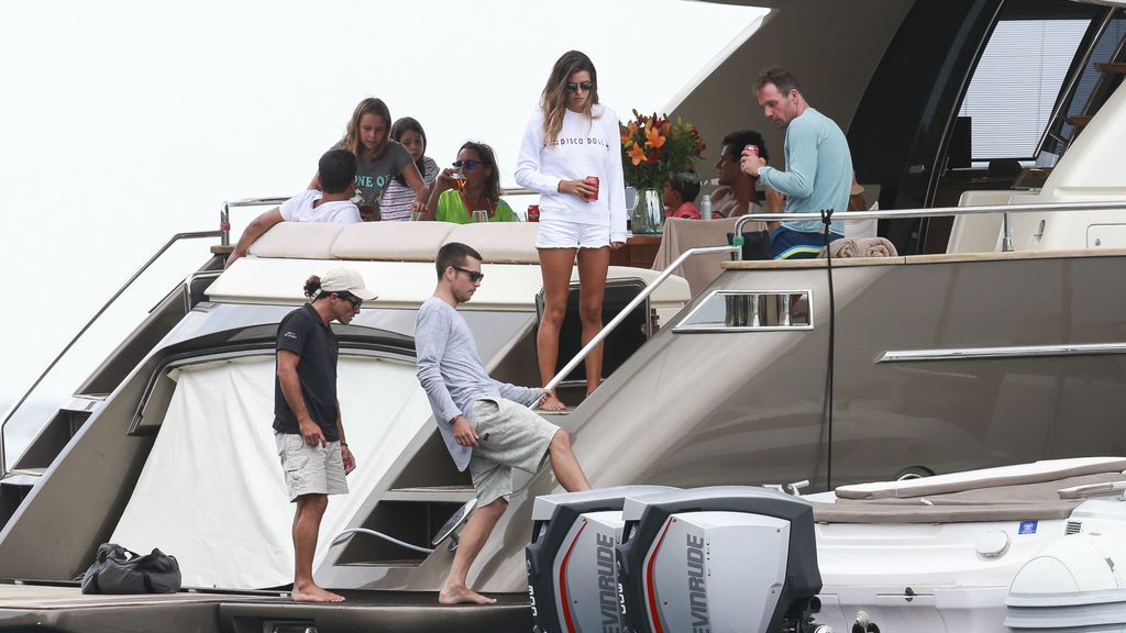 Besos, yate y aún más baños de sol: Laura Matamoros 'ibiceando' con Benji