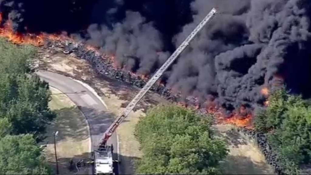 Un cementerio de neumáticos arde descontroladamente en Texas