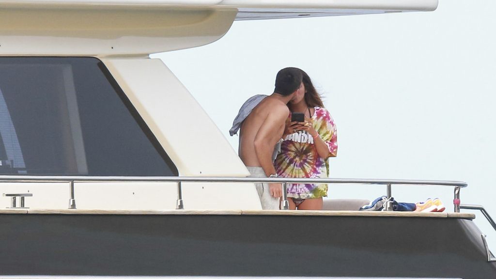 Besos, yate y aún más baños de sol: Laura Matamoros 'ibiceando' con Benji