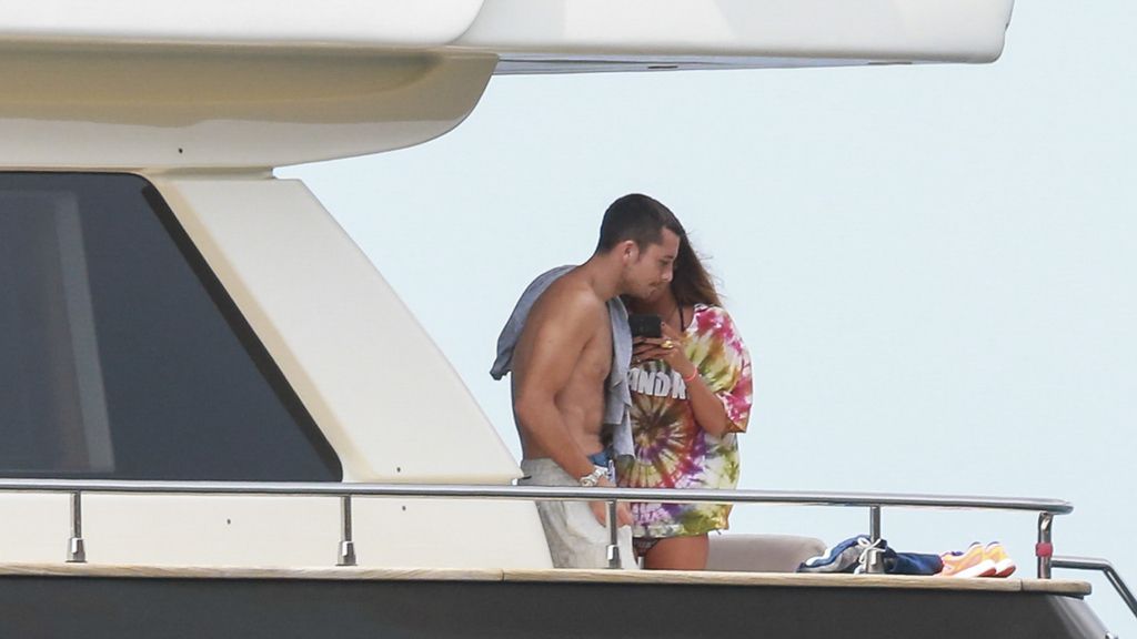 Besos, yate y aún más baños de sol: Laura Matamoros 'ibiceando' con Benji