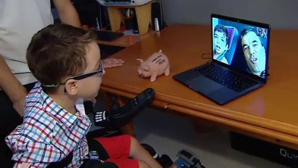 Iker tiene 5 años, parálisis cerebral y dona sus ahorros a la investigación de la enfermedad de otro niño