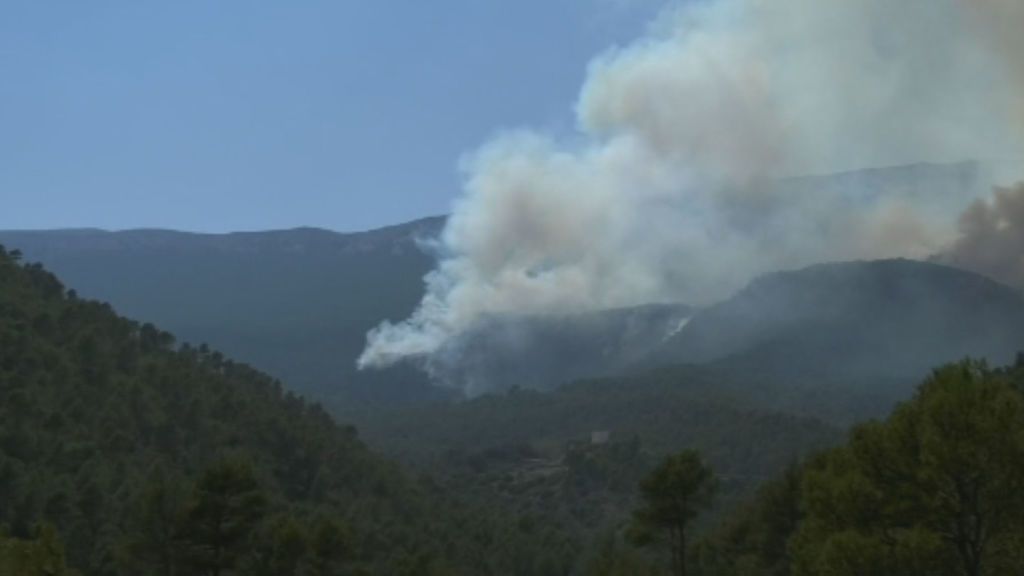 Continúa activo el incendio en Yeste que ha calcinado más de 120 hectáreas