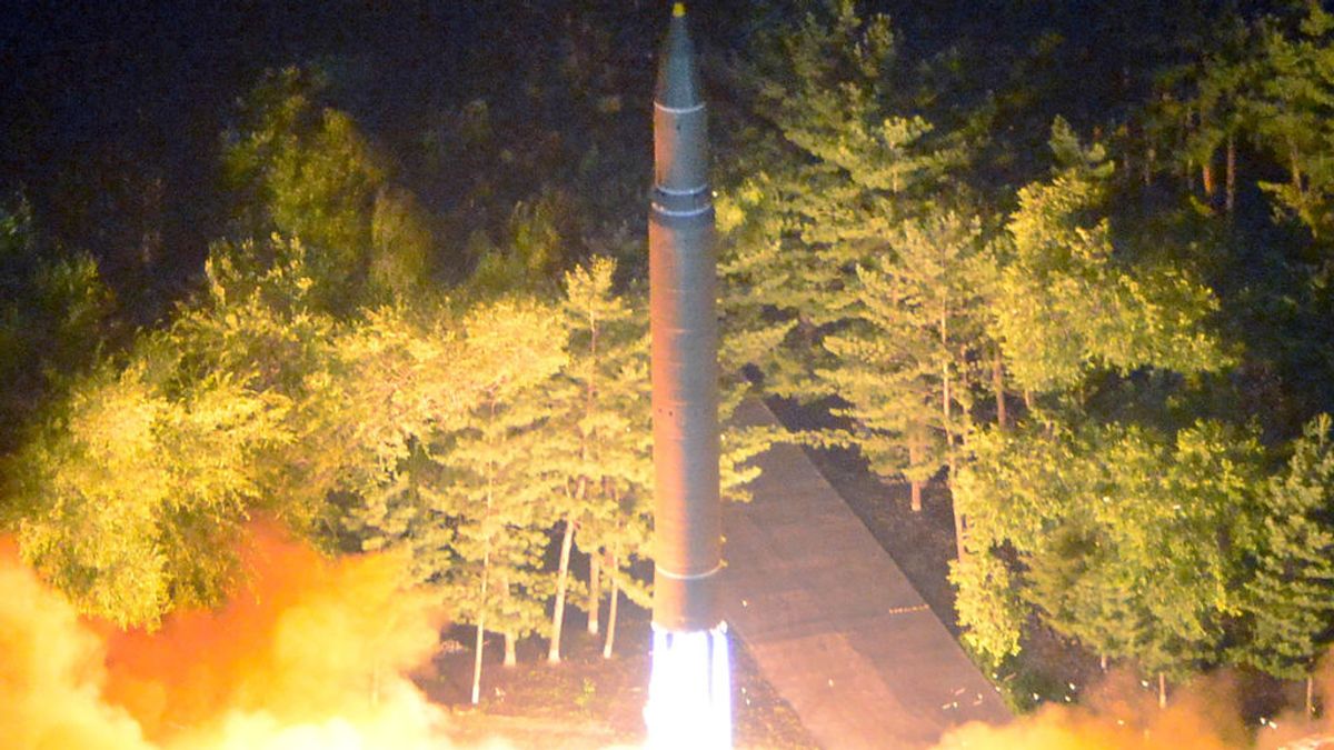 El misil balístico intercontinental Hwasong-14 es representado durante su segundo fuego de prueba en esta imagen proporcionada por KCNA en Pyongyang