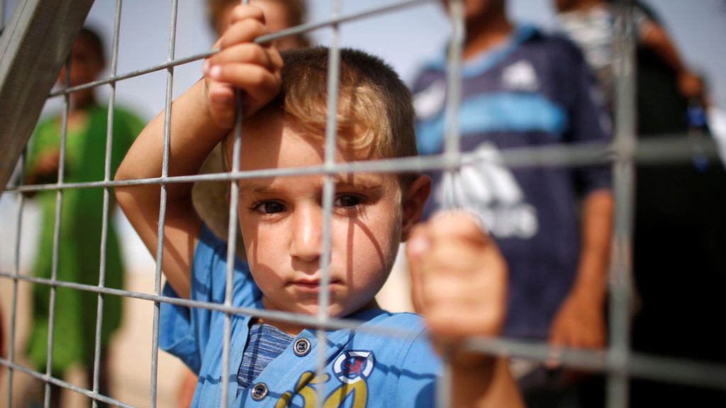 Familias iraquís esperan en los campamentos a que lleguen suministros