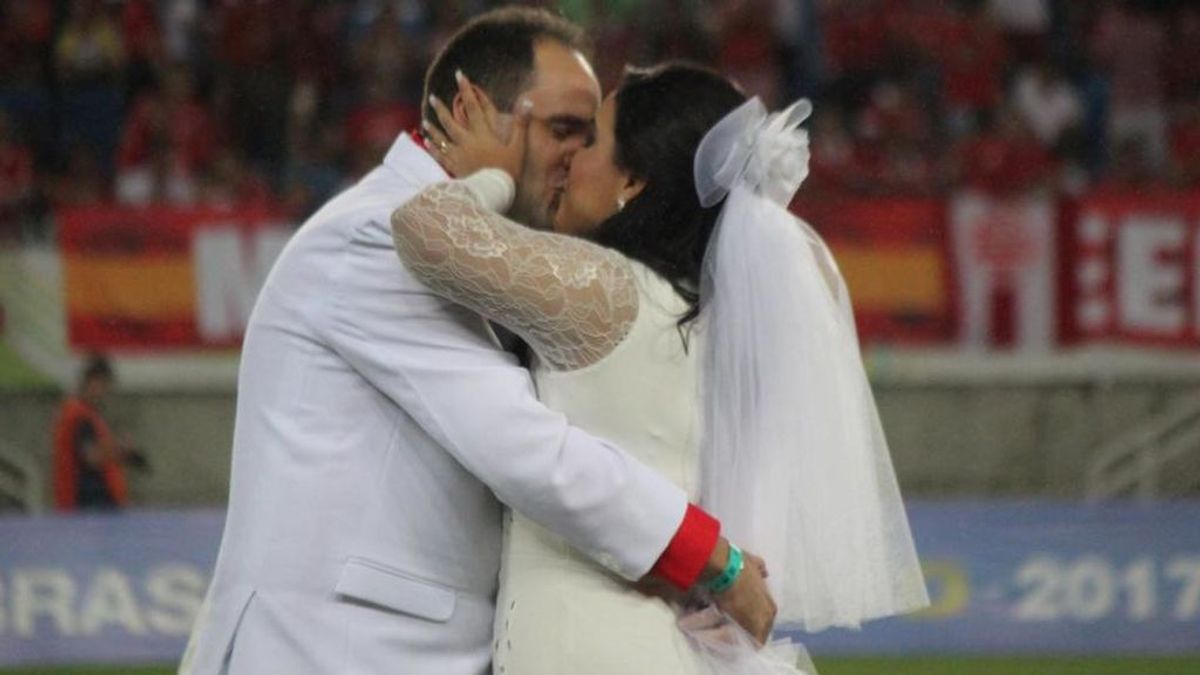 ¡Sueño cumplido! Se casan sobre el césped y en el descanso de un partido que estaba jugando su equipo ¡Sueño cumplido! Se casan sobre el césped y en el descanso de un partido que estaba jugando su equipo