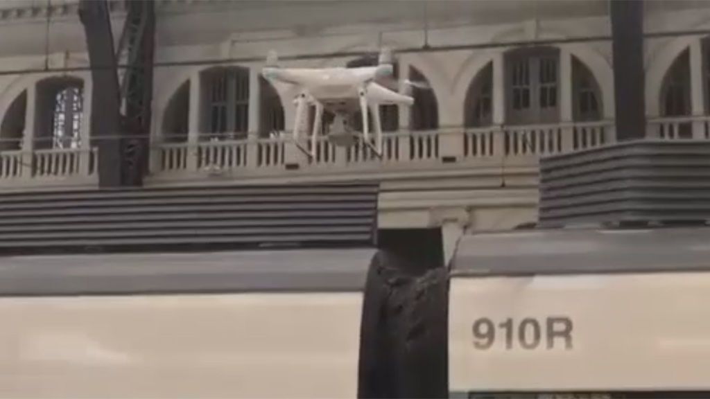 Un dron inspecciona el tren accidentado en la estación de Francia de Barcelona