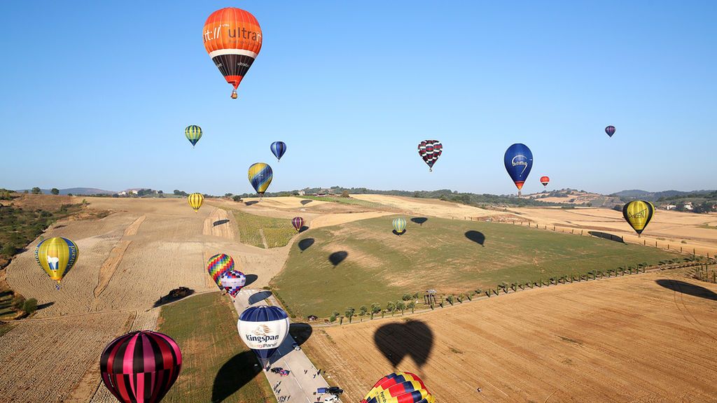 Globos de aire caliente volando en Italia