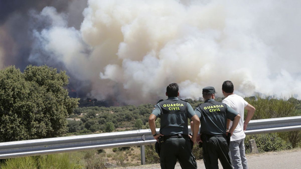 Declaran de nivel 2 un fuego en Pino del Oro (Zamora) que amenaza con cortar la N-122