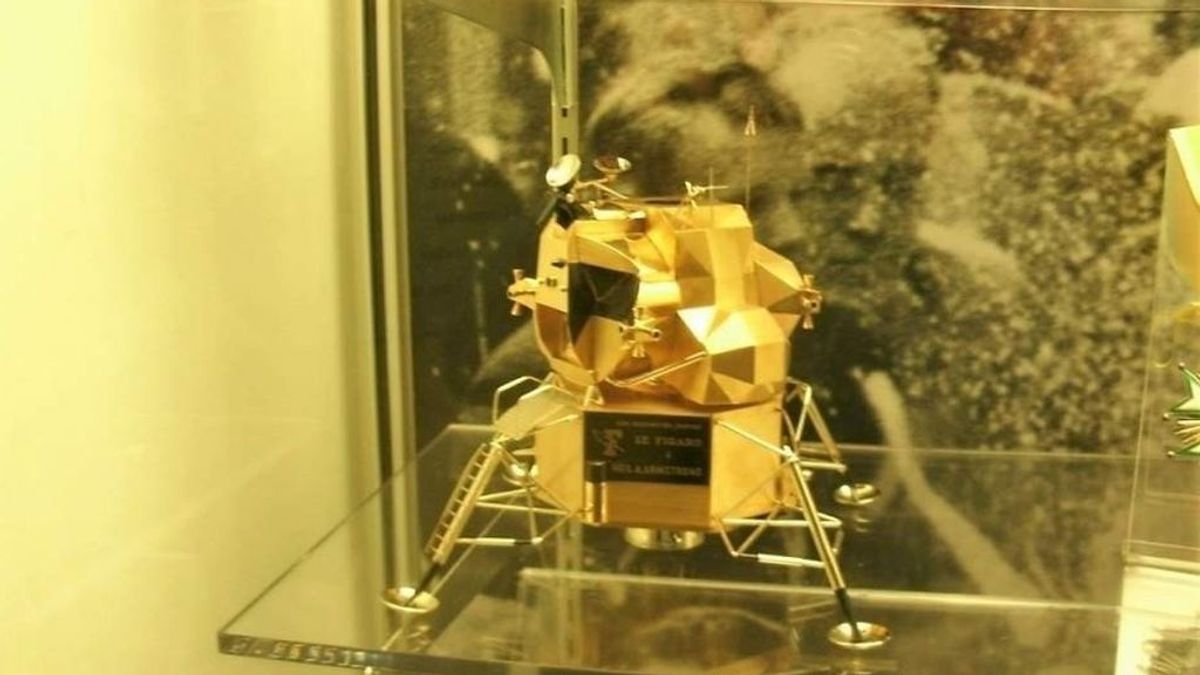 Roban del museo Neil Armstrong una réplica en oro del Apolo 11, de valor incalculable