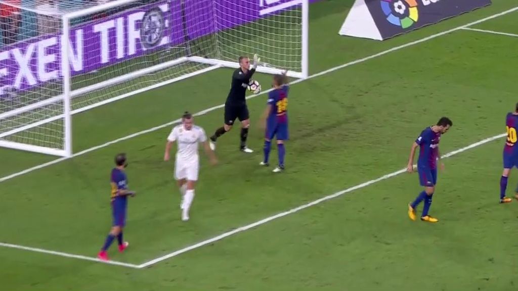 ¿Pegamento en los guantes? Paradón de locos de Cillessen al tiro de Isco